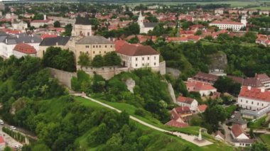 Bulutlu gökyüzü ile Veszprem Kalesi