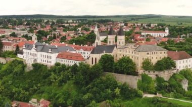 Bulutlu gökyüzü ile Veszprem Kalesi