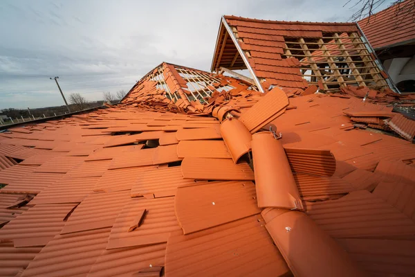 Telhado Quebrado Após Uma Tempestade — Fotografia de Stock