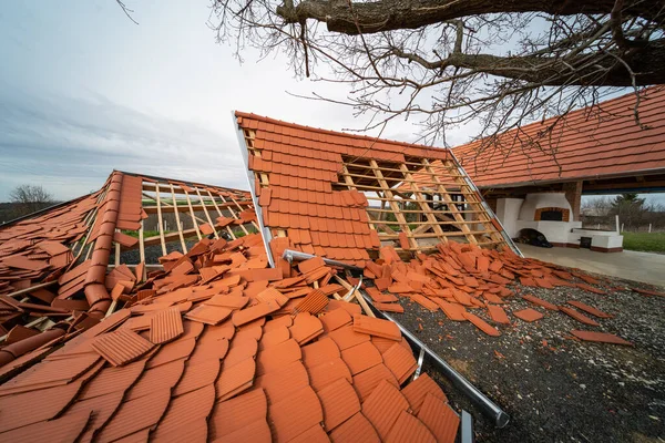 Fotos: reparacion de techos | construcción trabajador azulejo de