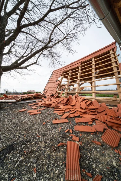 嵐の後の壊れた屋根 — ストック写真
