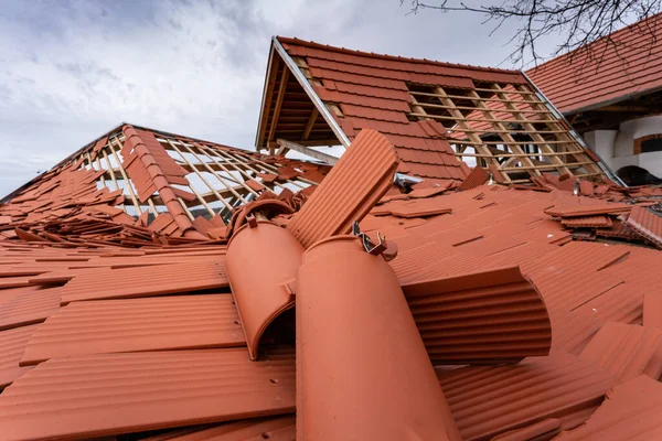 Telhado Quebrado Após Uma Tempestade — Fotografia de Stock