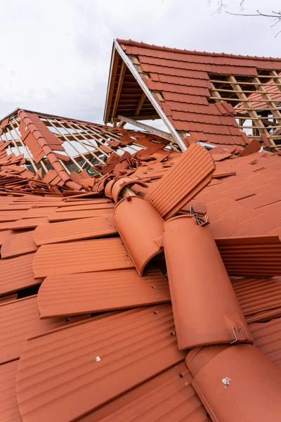Telhado Quebrado Após Uma Tempestade — Fotografia de Stock