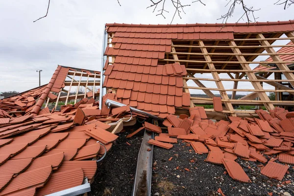 Telhado Quebrado Após Uma Tempestade — Fotografia de Stock