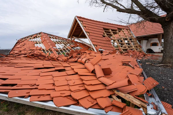 嵐の後の壊れた屋根 — ストック写真