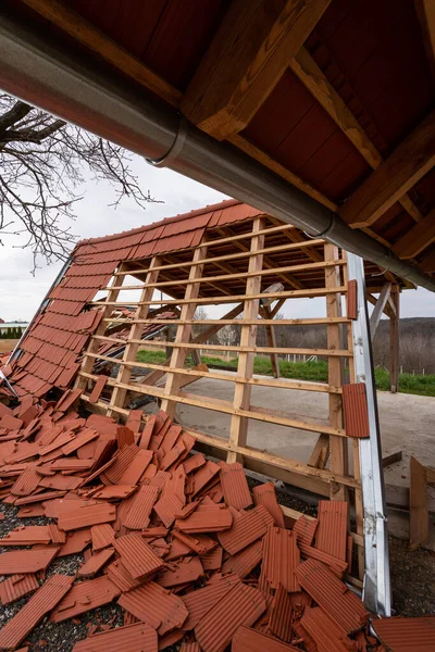 Telhado Quebrado Após Uma Tempestade — Fotografia de Stock