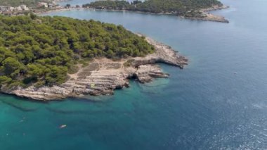 Pula kasabasının Grotto 'su, Adriyatik Denizi' nin temiz mavi suyu kayalık sahil, Istria bölgesi