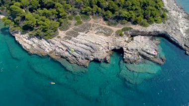 Pula kasabasının Grotto 'su, Adriyatik Denizi' nin temiz mavi suyu kayalık sahil, Istria bölgesi