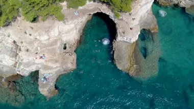 Pula kasabasının Grotto 'su, Adriyatik Denizi' nin temiz mavi suyu kayalık sahil, Istria bölgesi