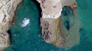 Pula kasabasının Grotto 'su, Adriyatik Denizi' nin temiz mavi suyu kayalık sahil, Istria bölgesi