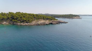 Pula kasabasının Grotto 'su, Adriyatik Denizi' nin temiz mavi suyu kayalık sahil, Istria bölgesi