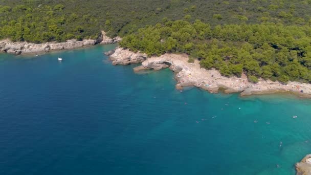 Грот Міста Пула Чиста Блакитна Вода Адріатичного Моря Скелястим Пляжем — стокове відео