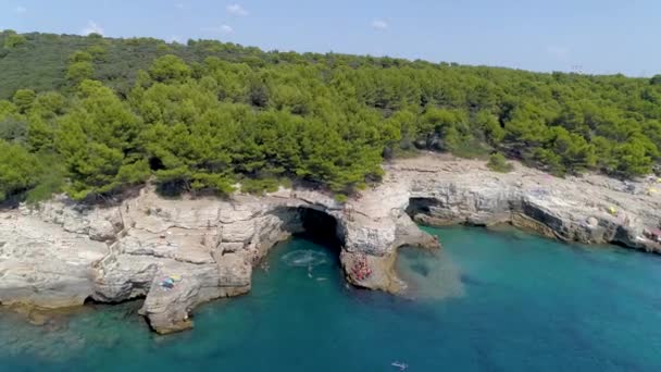 Grotto Města Pula Čistá Modrá Voda Jaderského Moře Skalnatou Pláží — Stock video