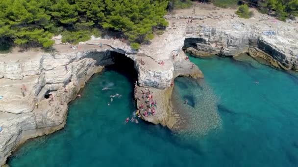 波拉镇石窟 伊斯特拉地区亚得里亚海清澈的蓝水和岩石海滩 — 图库视频影像