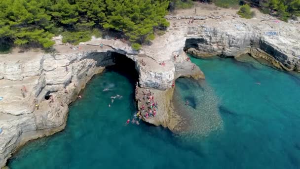 Grotto Města Pula Čistá Modrá Voda Jaderského Moře Skalnatou Pláží — Stock video