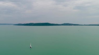 Balaton Gölü 'nde yelkenli tekneler, insansız hava aracı manzarası.
