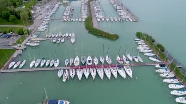 Balaton Gölü 'nde yelkenli tekneler, insansız hava aracı manzarası.