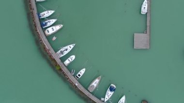 Balaton Gölü 'nde yelkenli tekneler, insansız hava aracı manzarası.
