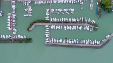 Balaton Gölü 'nde yelkenli tekneler, insansız hava aracı manzarası.
