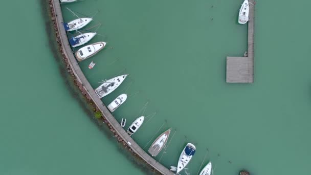 巴拉顿湖的帆船 无人侦察机俯瞰 — 图库视频影像