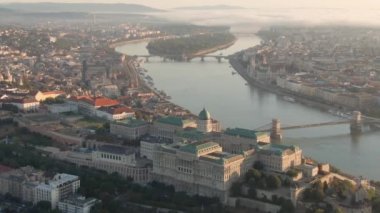Budapeşte gün doğumunda Buda Kalesi Kraliyet Sarayı ile