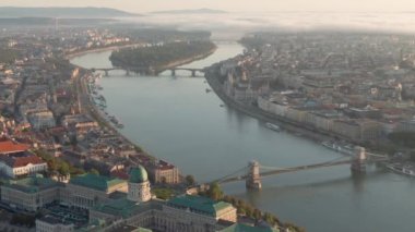 Budapeşte gün doğumunda Buda Kalesi Kraliyet Sarayı ve zincir köprüsü ile