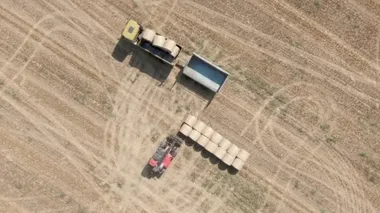 Traktörün drone görüntüsü balyaları kamyona yüklüyor