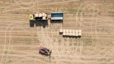 Traktörün drone görüntüsü balyaları kamyona yüklüyor