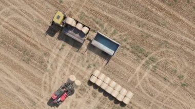 Traktörün drone görüntüsü balyaları kamyona yüklüyor
