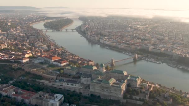 Budapeşte Gün Doğumunda Buda Kalesi Kraliyet Sarayı Zincir Köprüsü Ile — Stok video