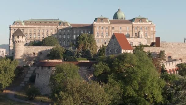 Βουδαπέστη Στην Ανατολή Buda Κάστρο Royal Palace Και Αλυσίδα Γέφυρα — Αρχείο Βίντεο