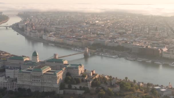 布达佩斯日出时与Buda城堡皇家宫殿 — 图库视频影像