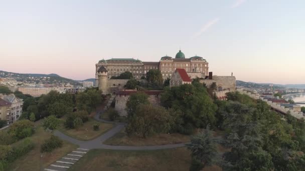 布达佩斯日出时与Buda城堡皇家宫殿 — 图库视频影像