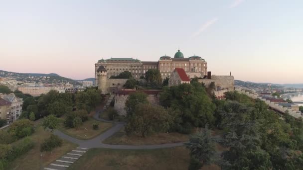 Budapest napkeltekor a Budai Várral Királyi Palota