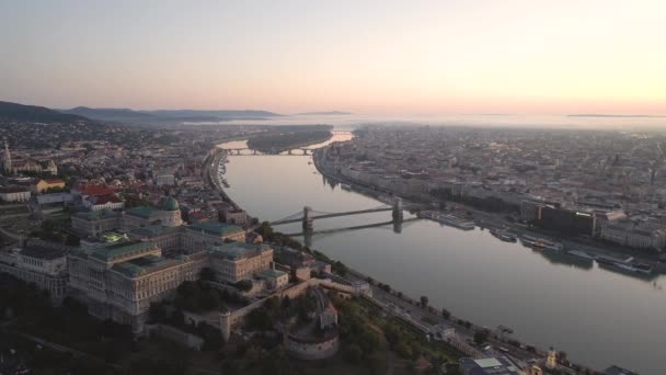 Budapest Bei Sonnenaufgang Mit Dem Königlichen Palast Der Budaer Burg — Stockvideo