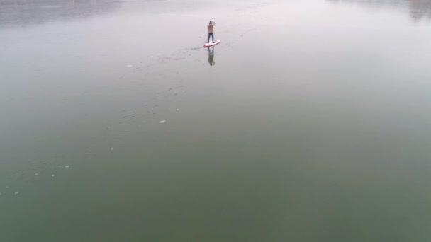 Man Stående Stand Paddleboard Isig Sjö — Stockvideo