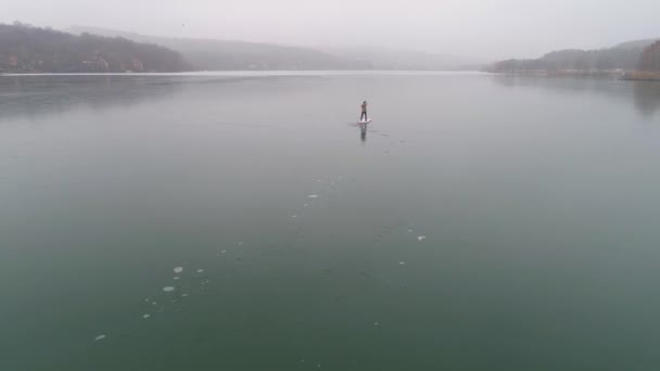 Man Stående Stand Paddleboard Isig Sjö — Stockvideo