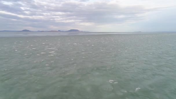 Lodowaty Widok Jezioro Balaton Drone Zimą — Wideo stockowe