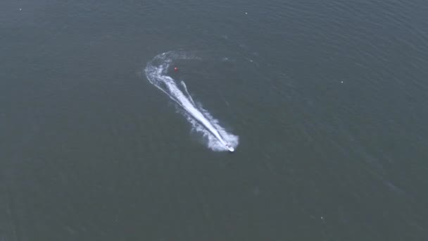 高速汽艇在湖边突然转弯 — 图库视频影像