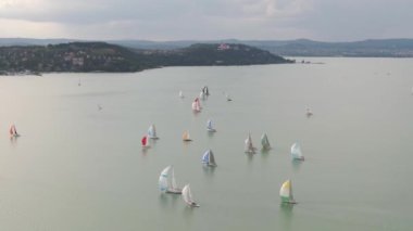 Balaton Gölü 'nde yelkenli botlar