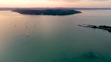 Balaton Gölü 'nde yelkenli botlar