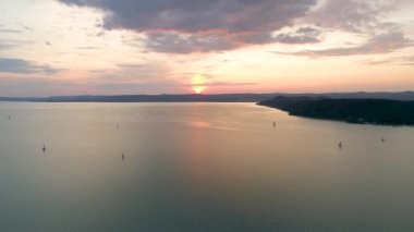 Günbatımında Balaton Gölü 'nde yelkenli tekneleri