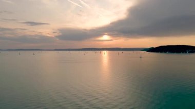 Günbatımında Balaton Gölü 'nde yelkenli tekneleri