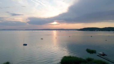 Günbatımında Balaton Gölü 'nde yelkenli tekneleri