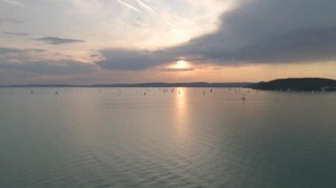 Günbatımında Balaton Gölü 'nde yelkenli tekneleri