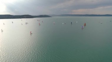 Balaton Gölü 'nde yelkenli botlar