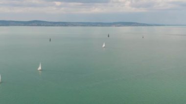Balaton Gölü 'nde yelkenli botlar