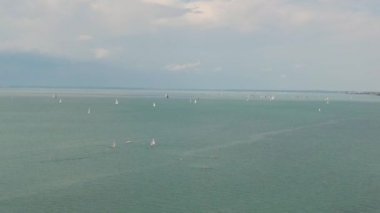 Balaton Gölü 'nde yelkenli botlar