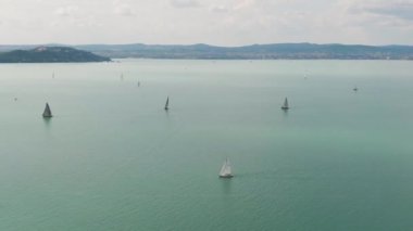 Balaton Gölü 'nde yelkenli botlar