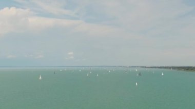 Balaton Gölü 'nde yelkenli botlar